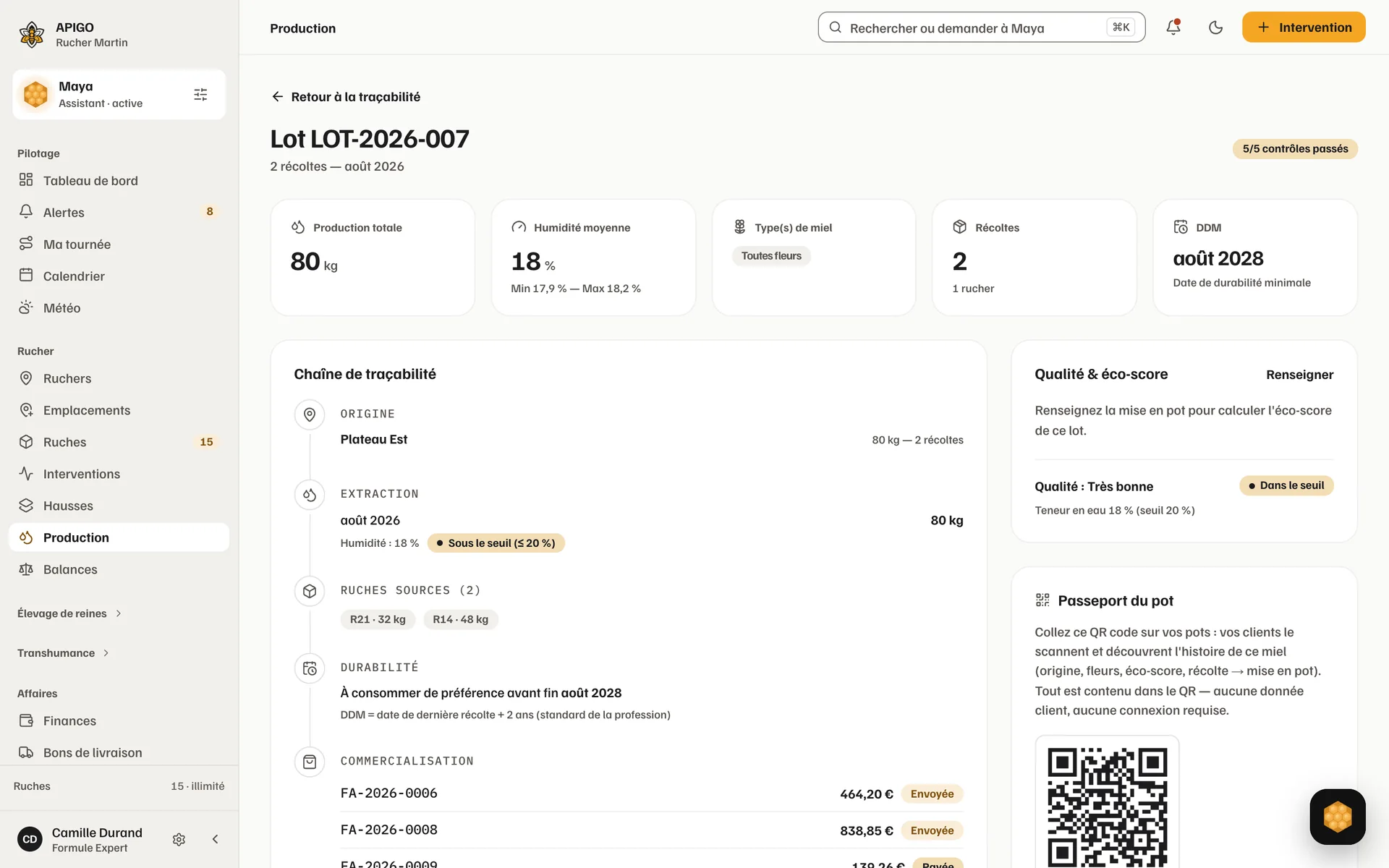 La fiche d’un lot de miel dans APIGO : la production totale, l’humidité moyenne, la date de durabilité minimale, la chaîne de traçabilité de l’origine aux ruches sources et à la commercialisation, et le passeport du pot avec son QR code.