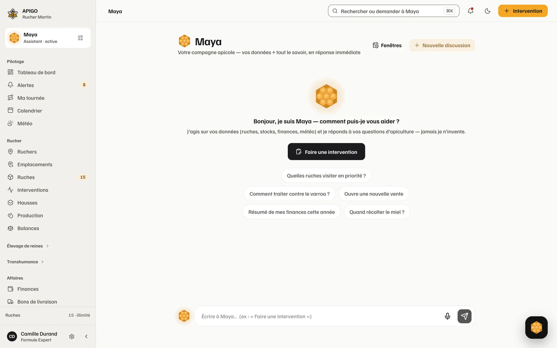 L’écran de Maya, la compagne apicole d’APIGO : un message d’accueil, des questions proposées, le bouton Faire une intervention et la zone pour écrire ou dicter.
